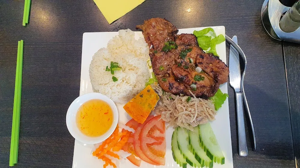 Riz Blanc Accompagné de Brochettes de Beuf Grillées À la Citronnelle